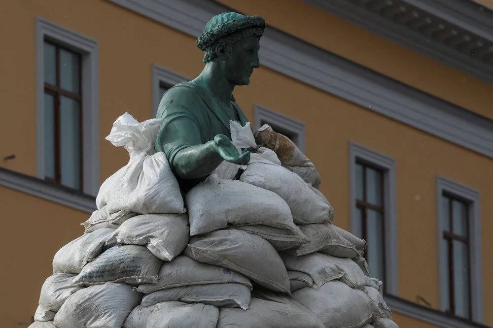 Canları koruyamayanlar kum torbalarıyla kaplanan tarihi heykelleri koruyorlar