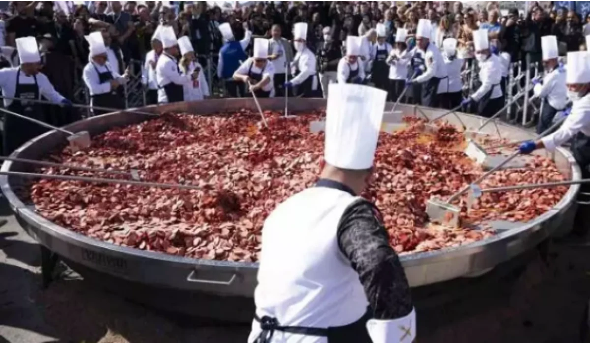 1930 kiloluk dev sucuklu yumurta           