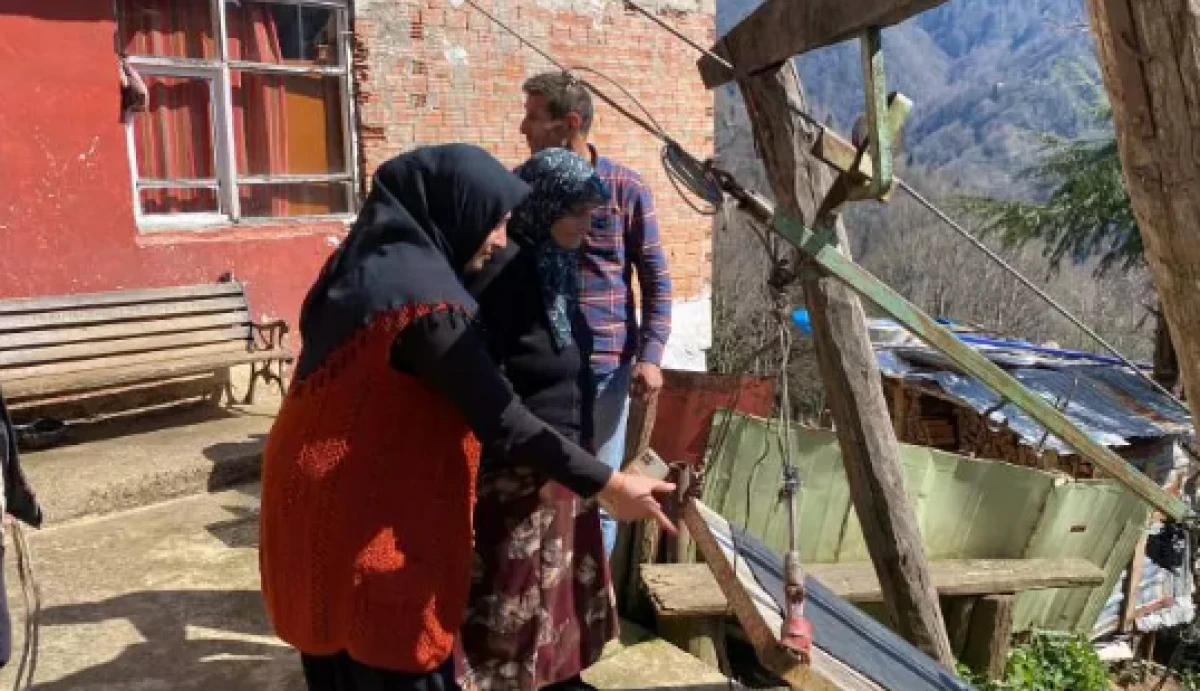 20 yıldır yol olmayan evine bu şekilde gidiyor                  