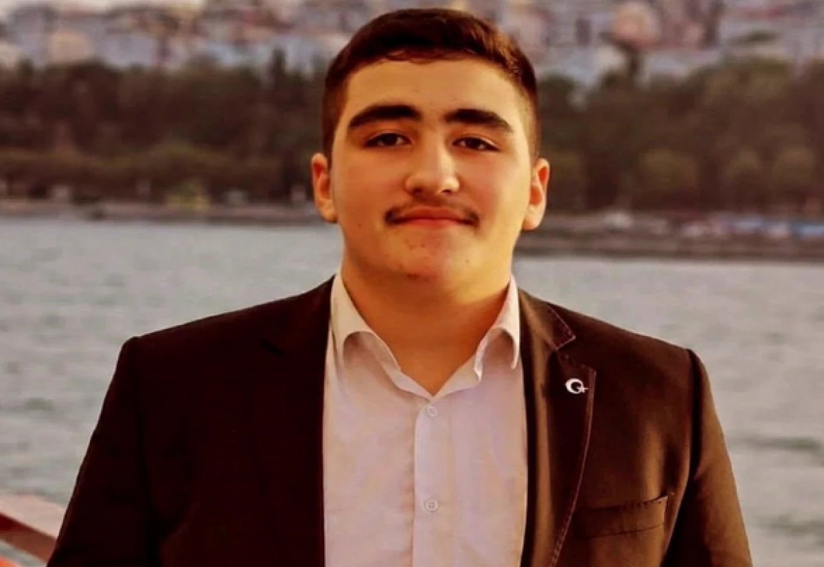 25 yaşındaki s&uuml;r&uuml;c&uuml;n&uuml;n hayatını kaybettiği feci kaza anı g&uuml;venlik kamerasında