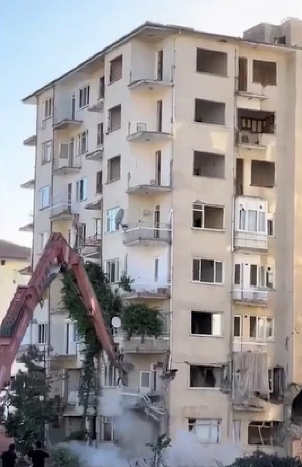 8 katlı bina iş makinesinin tek dokunuşuyla yerle bir oldu      