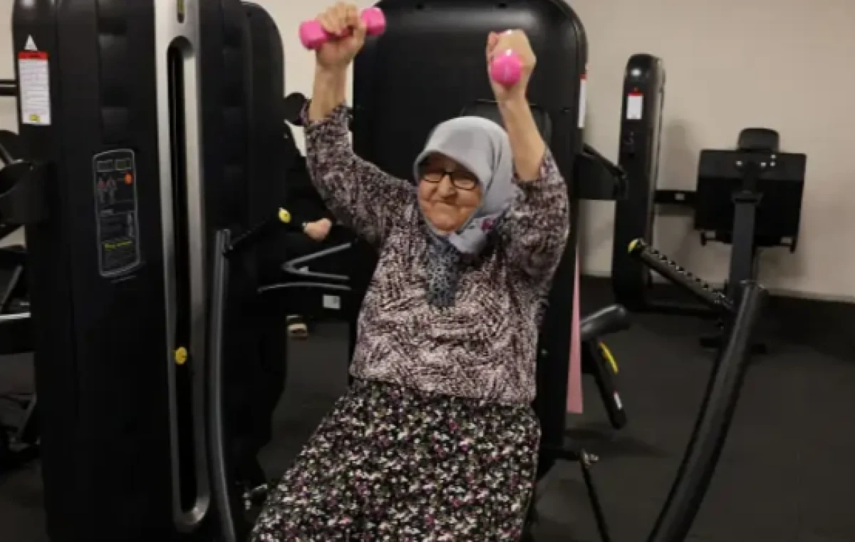 82 yaşındaki kadın, sporla bastonunu attı