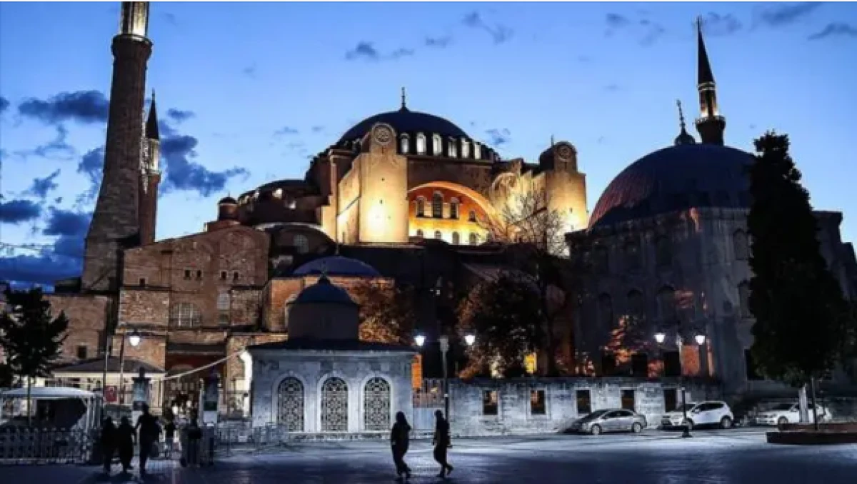 86 yıllık hasrete son veren imzanın yıld&ouml;n&uuml;m&uuml;! Ayasofya Camii, 6 yıl &ouml;nce bug&uuml;n ibadete a&ccedil;ıldı