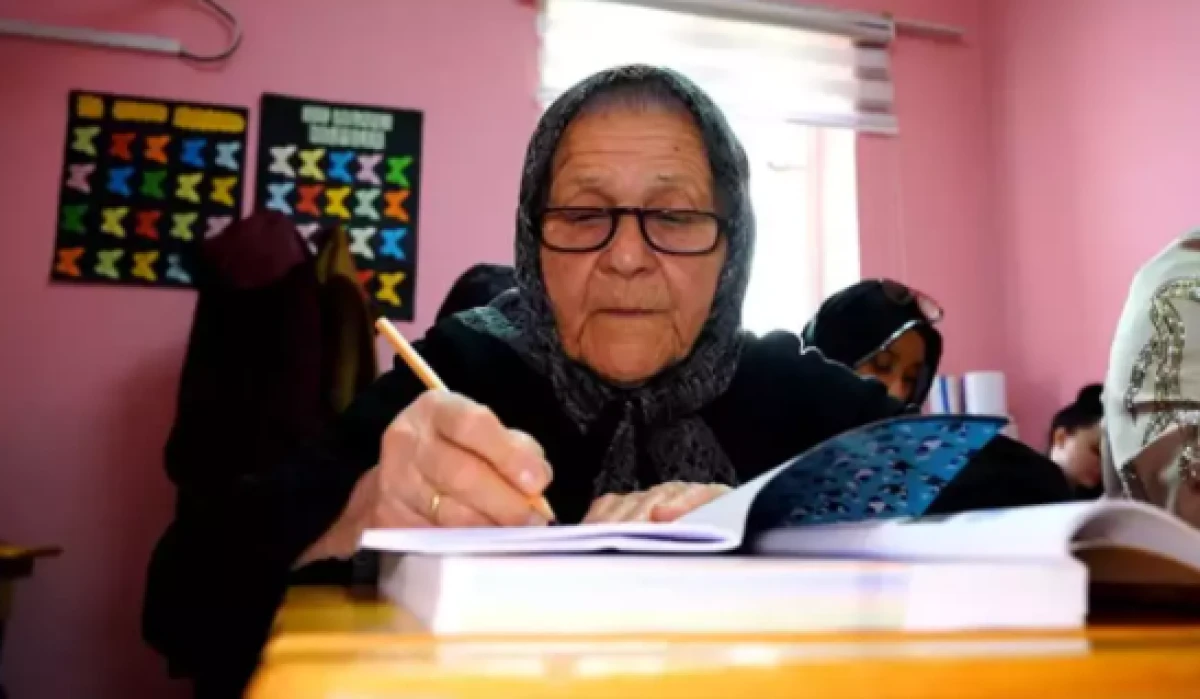 88 yaşında okuma yazma &ouml;ğrendi               