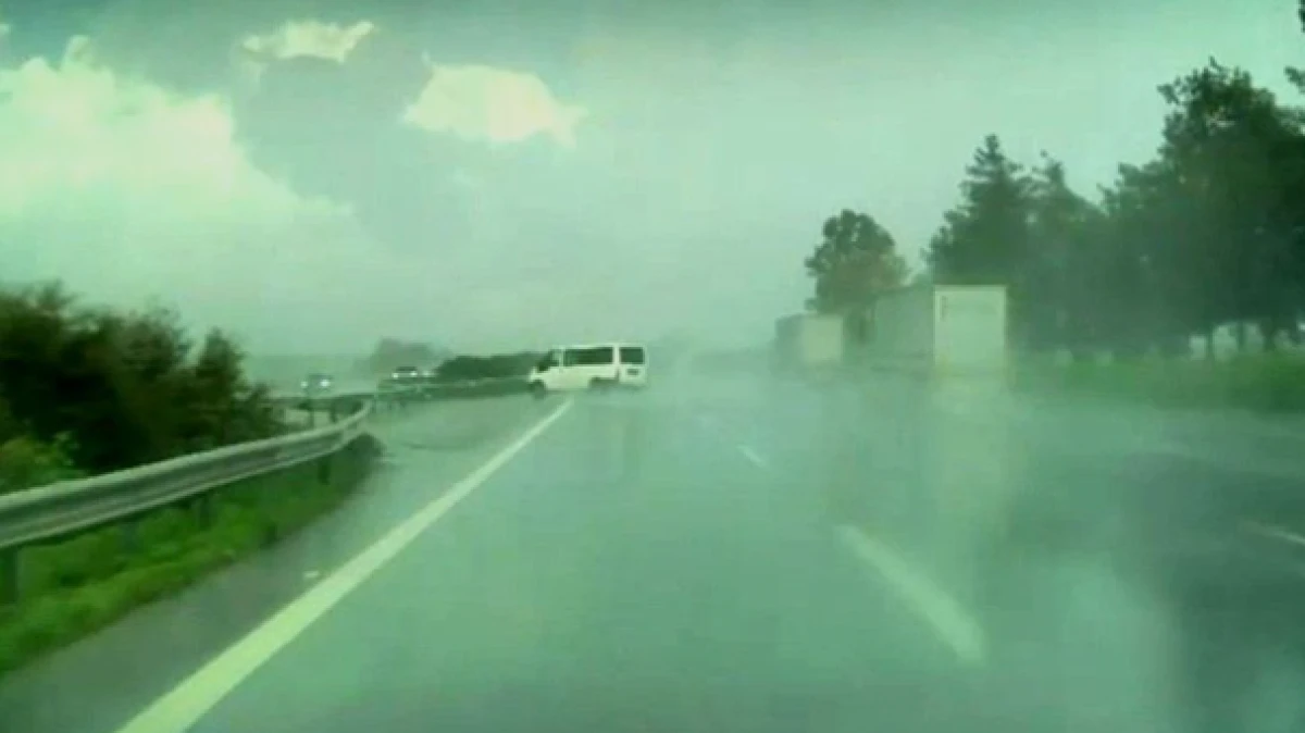 Adana gişelerinde bariyerlere &ccedil;arpan panelvan takla attı      