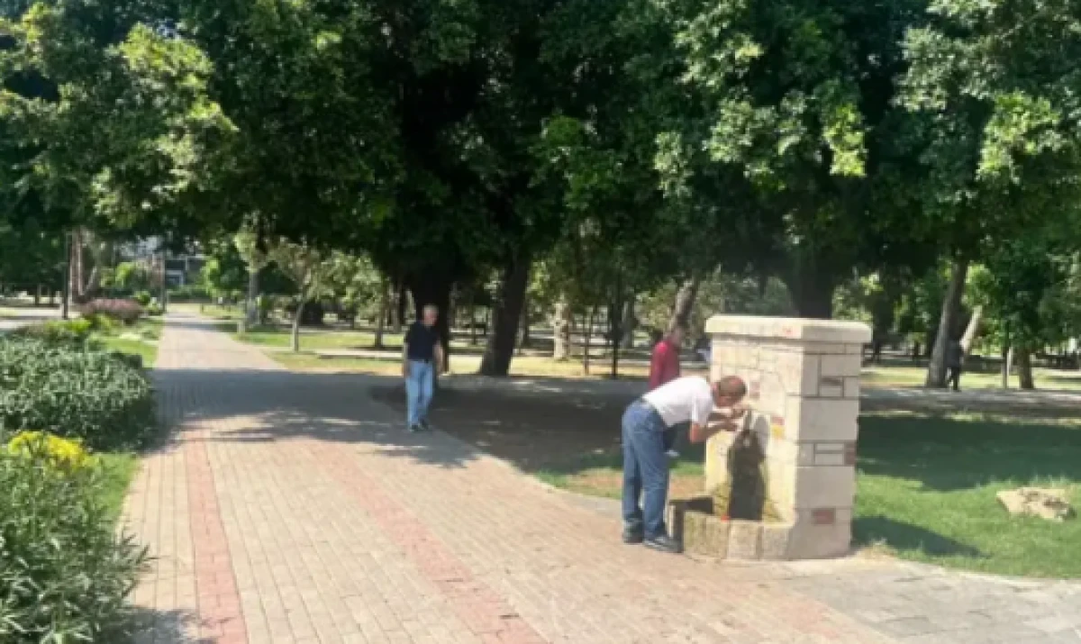Adana kavruluyor! Termometreler 33 dereceyi g&ouml;sterdi, vatandaş isyan etti!
