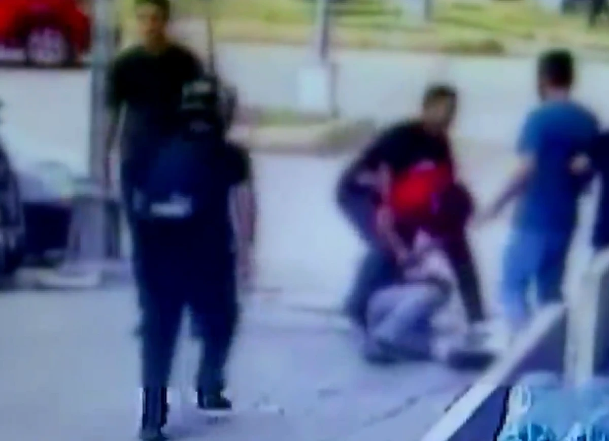 Adana'da akran zorbalığı kamerada: Sokak ortasında tekme tokat d&ouml;v&uuml;p s&uuml;r&uuml;klediler