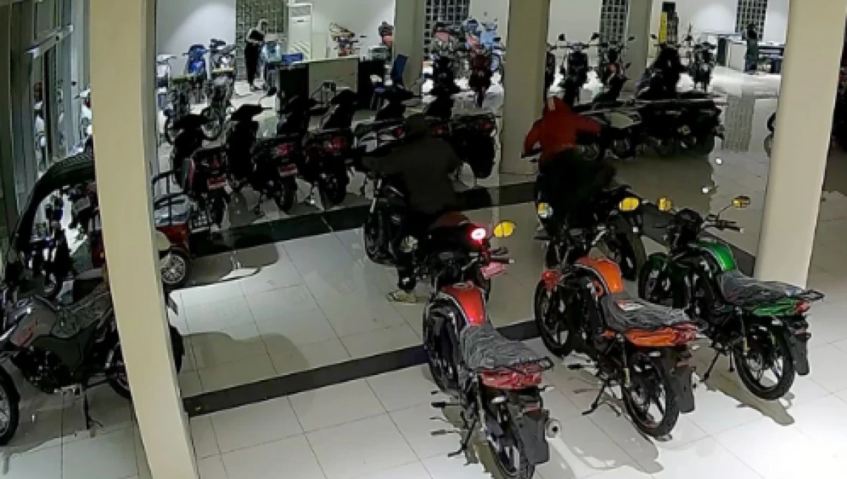 Adana'da çocuk çete galeriyi talan etti! 