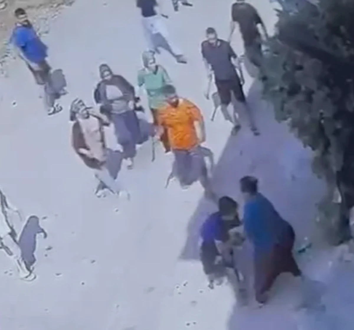 Adana&rsquo;da &ccedil;ocuk g&uuml;r&uuml;lt&uuml;s&uuml; kavgası kanlı bitti: Zincir ve sopalarla saldırdılar!