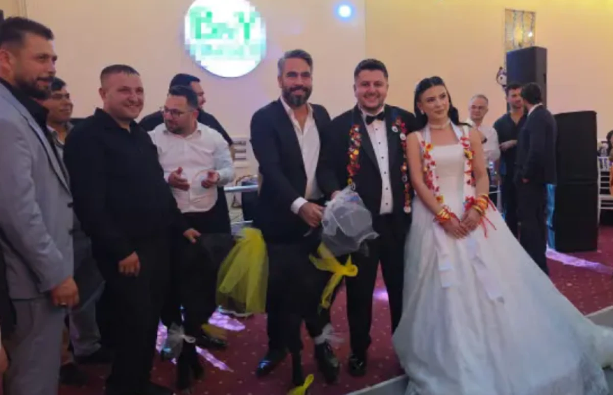 Adana'da d&uuml;ğ&uuml;ne damga vuran takı! Gelin ve damada ke&ccedil;i hediye edildi