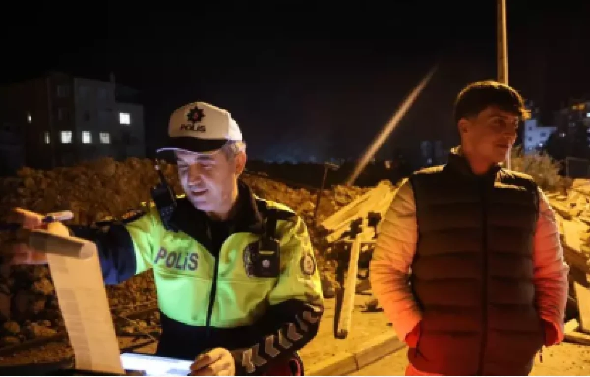 Adana'da kasksız s&uuml;r&uuml;c&uuml;den polise ilgin&ccedil; teklif            