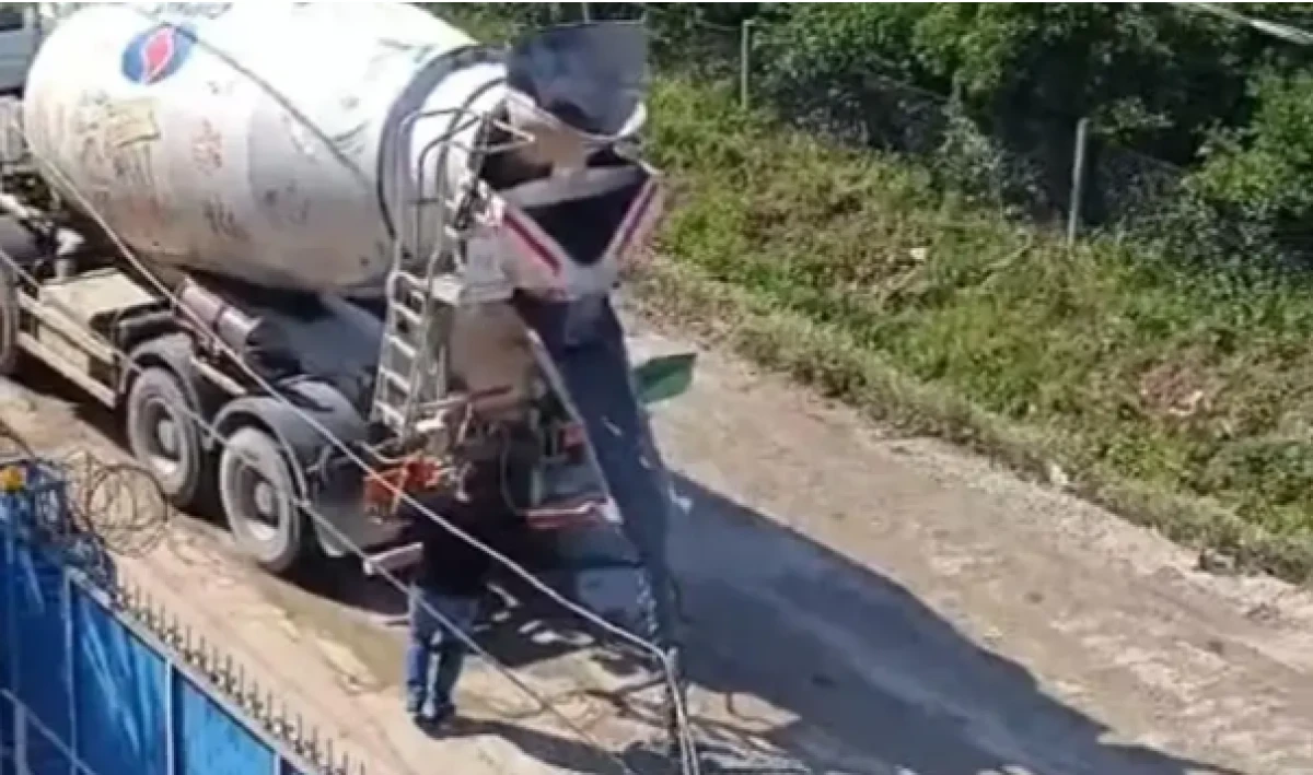 Adana'da mahalleli isyan bayrağını &ccedil;ekti, beton mikser kiralayıp yolu d&uuml;zelttiler!