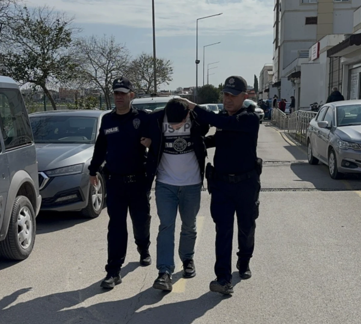 Adana'da otomobili ayağıyla kullanan s&uuml;r&uuml;c&uuml; yakalandı        