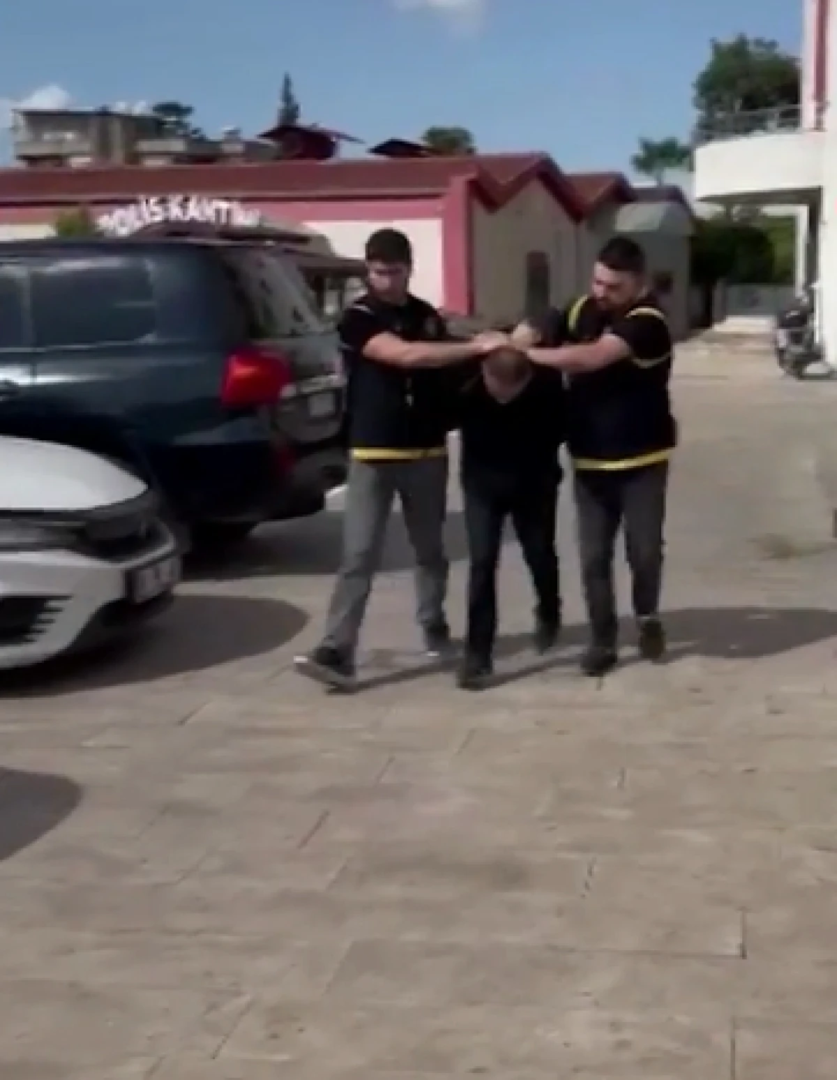 Adana'da penseyle kilit kıran hırsızdan ilgin&ccedil; savunma: "Kendi evim zannettim"