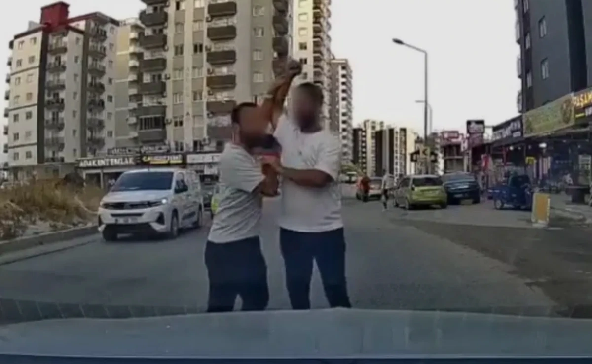 Adana'da trafikte tartıştığı s&uuml;r&uuml;c&uuml;ye testereyle saldıran şahıs kamerada