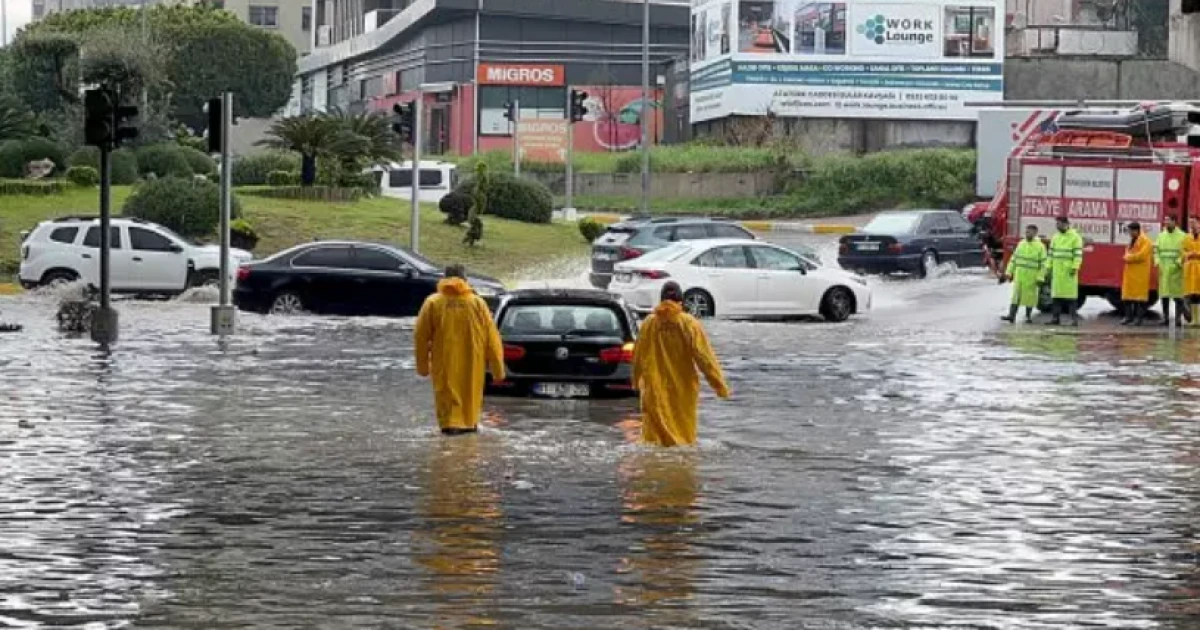 Adana'yı sağanak vurdu                              