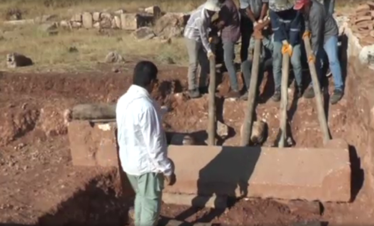 Adıyaman'da  4 iskeletin bulunduğu bin 800 yıllık mezar bulundu
