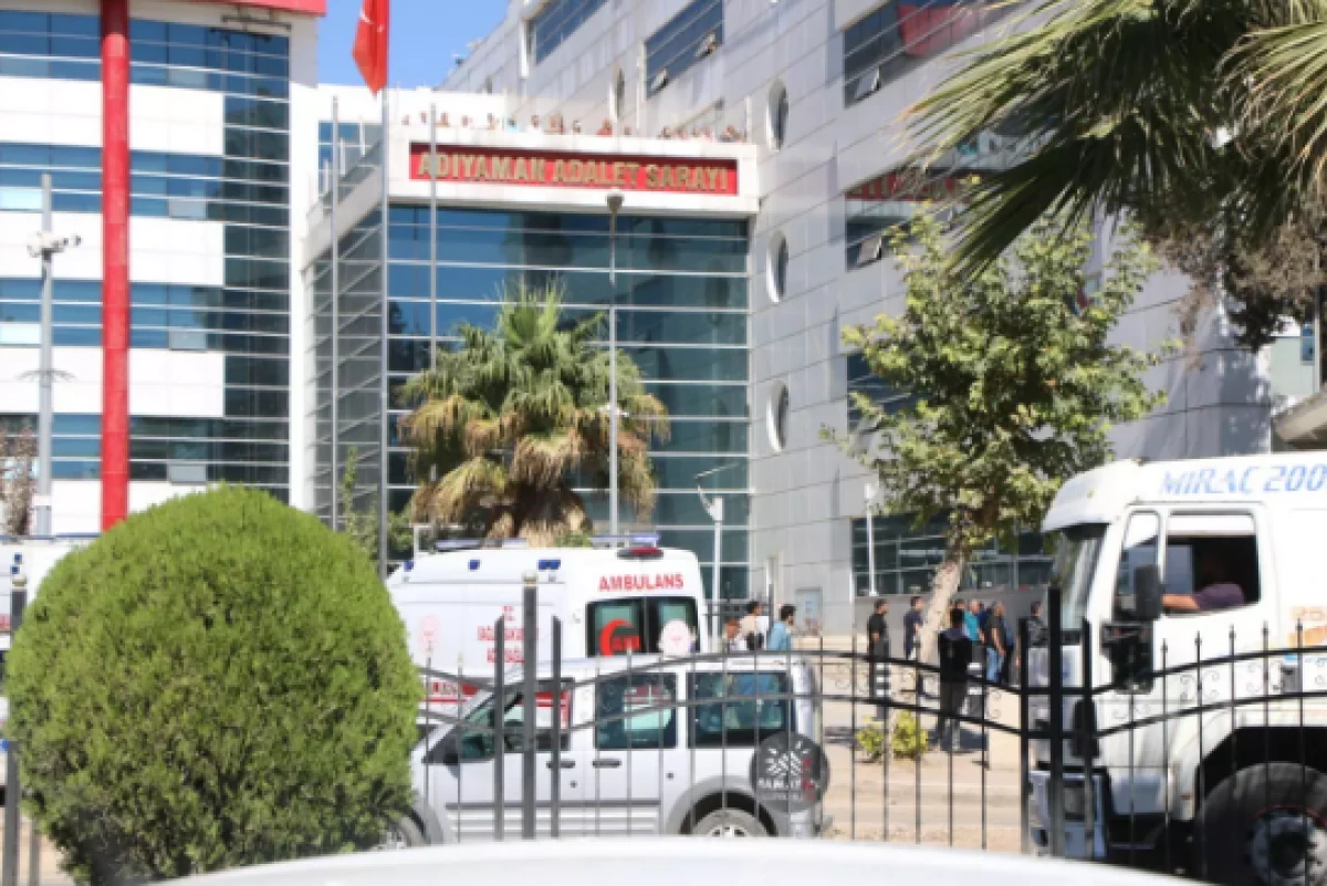 Adıyaman'da adliye önünde iki grup arasında kavga çıktı 