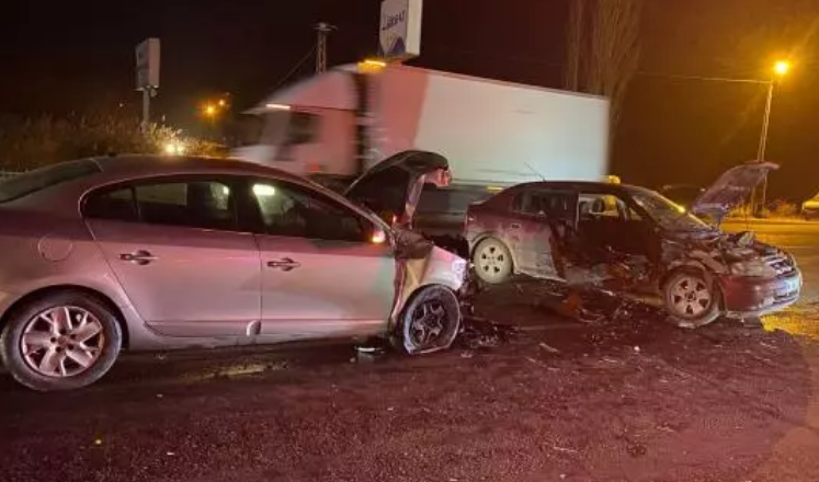 Adıyaman'da iki otomobil çarpıştı              