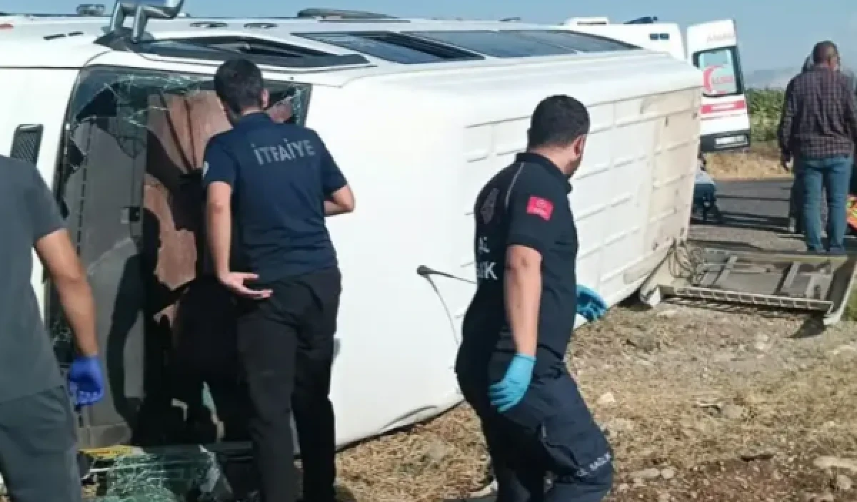 Adıyaman'da minib&uuml;s devrildi: &Ccedil;ok sayıda yaralı var
