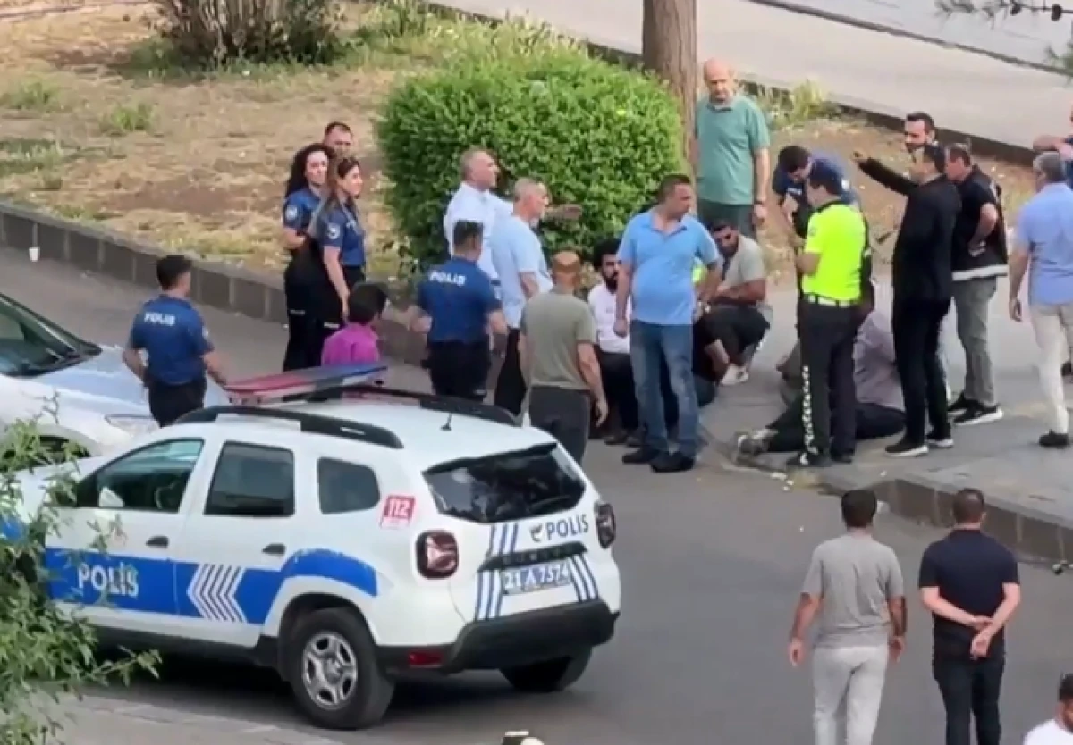 Adliye &ouml;n&uuml;nde polise saldıran 4 ş&uuml;pheli g&ouml;zaltına alındı