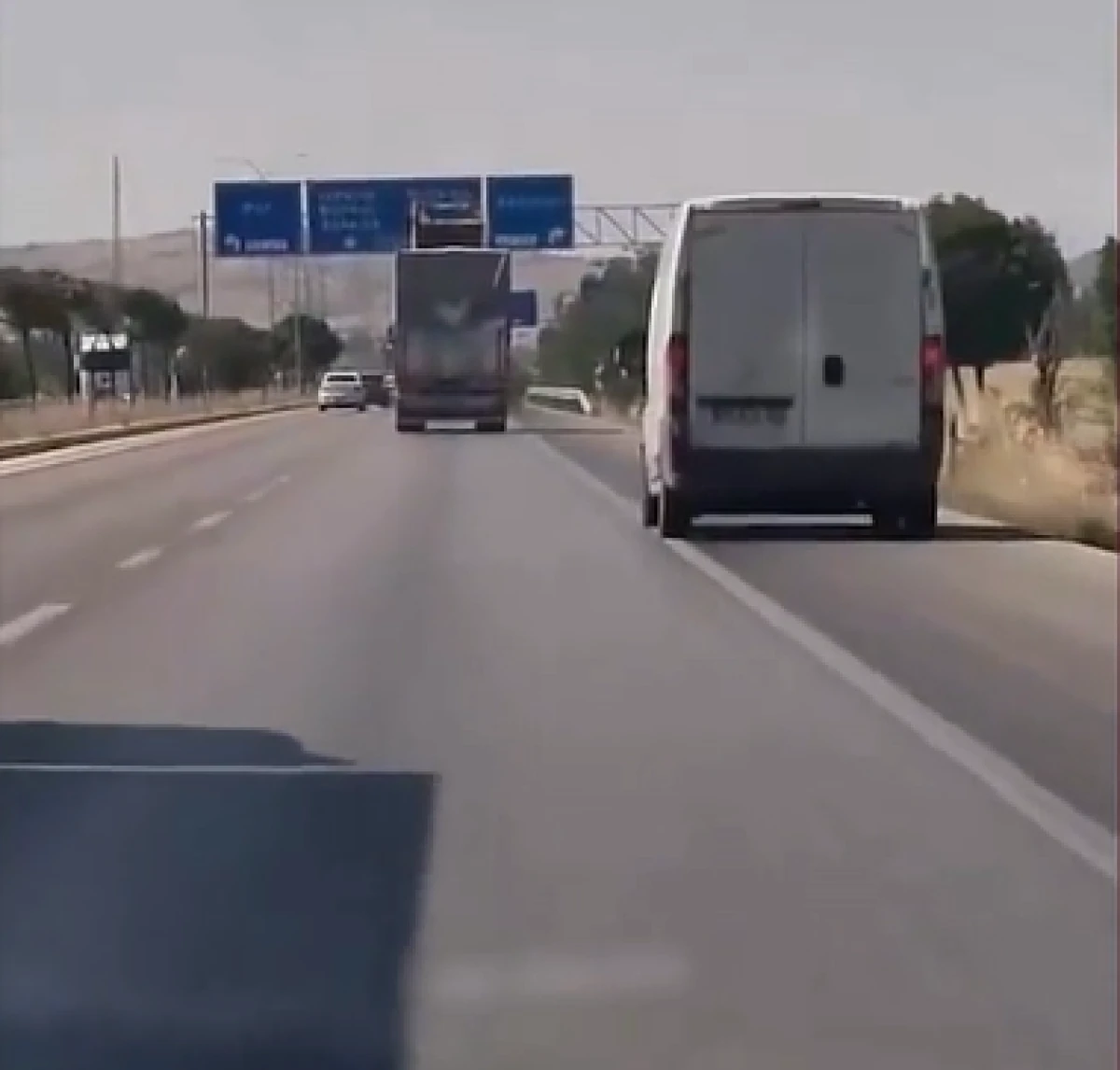 Afyonkarahisar'da a&ccedil;ık kalan damper y&ouml;n levhasını b&ouml;yle yıktı