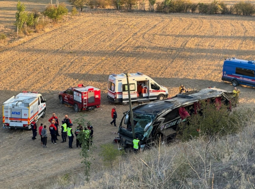 Afyonkarahisar'da feci kaza! Yolcu otobüsü devrildi