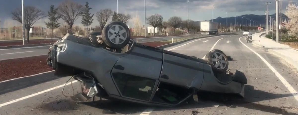 Afyonkarahisar'da g&ouml;renleri dehşete d&uuml;ş&uuml;ren kaza anı