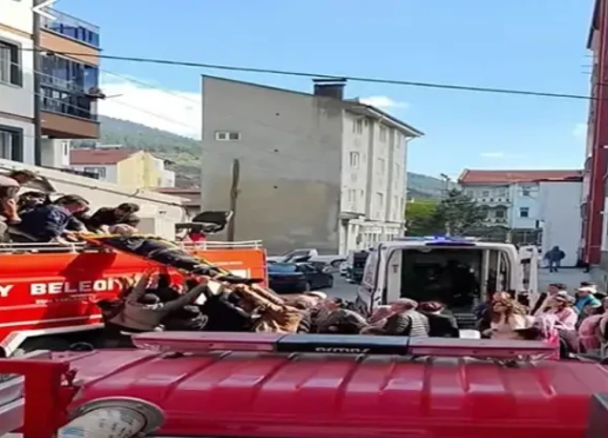 Afyonkarahisar'da korkutan yangın! 4 &ccedil;ocuğun &ccedil;ığlığı faciayı &ouml;nledi