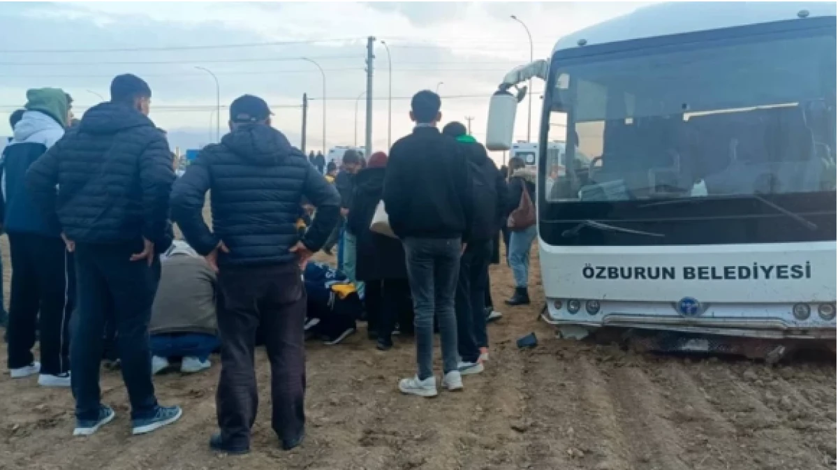 Afyonkarahisar'da öğrenci servisi kaza yaptı