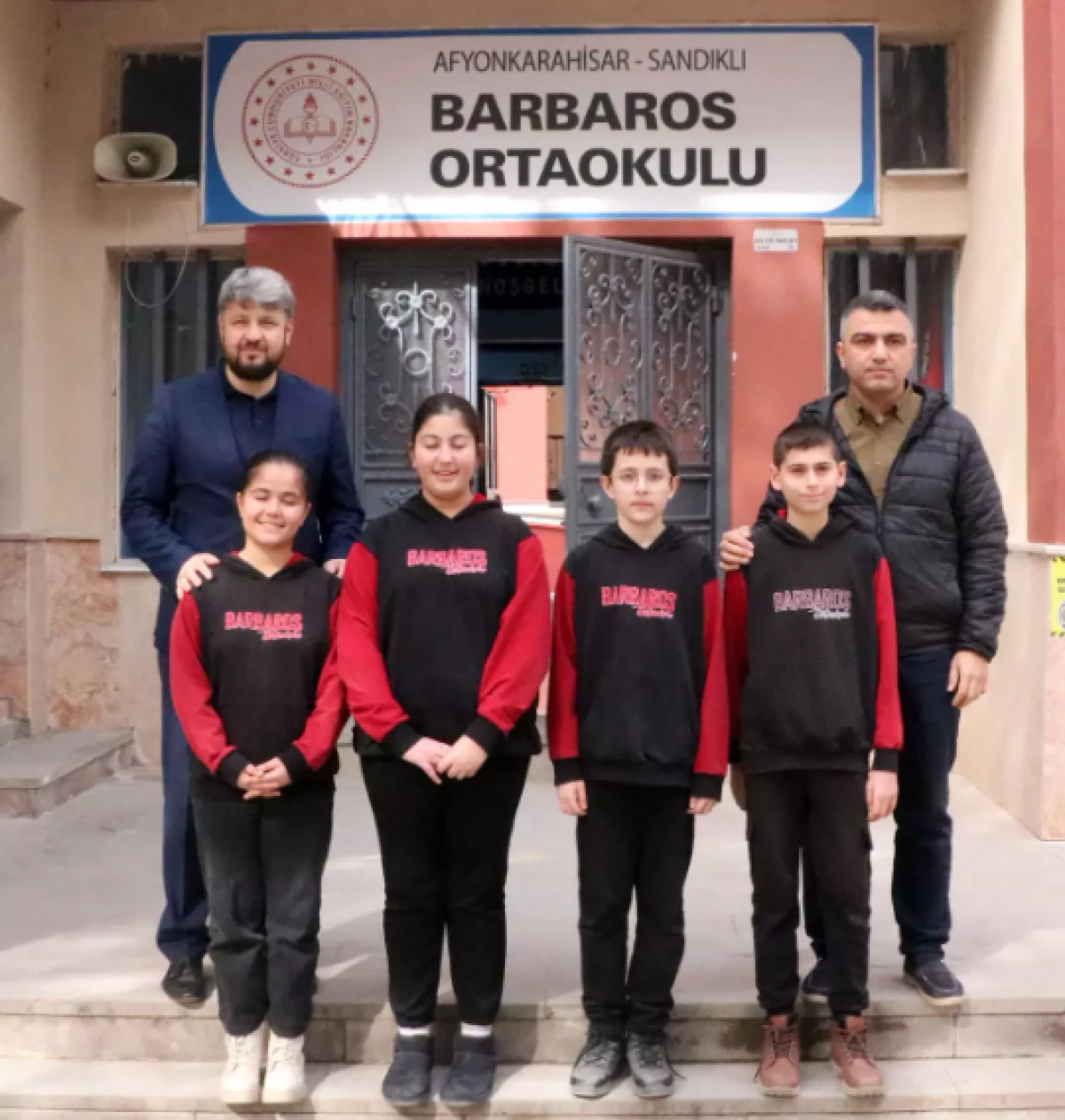 Afyonkarahisar'da &ouml;ğrenciler 3 bakkalın veresiye defterini satın aldı