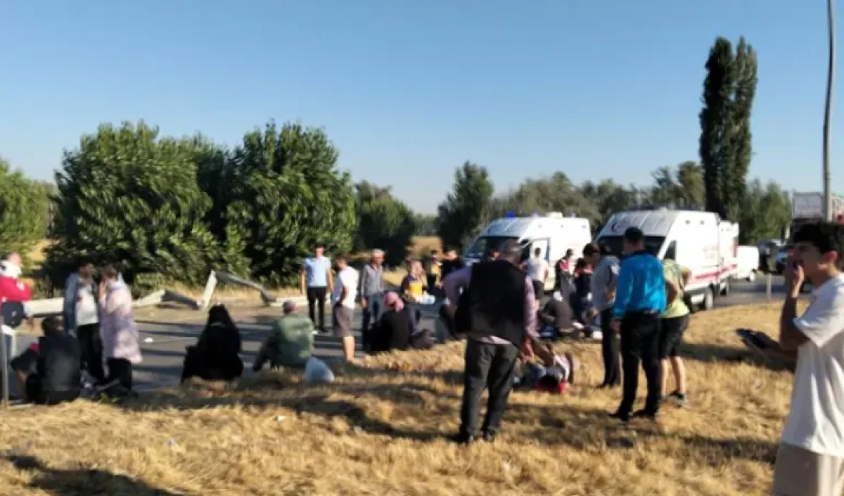 Afyonkarahisar'da yolcu otob&uuml;s&uuml; devrildi: 22 yaralı