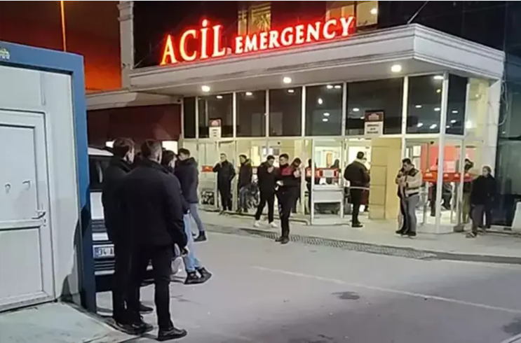 Ağabeyi ve annesini bıçakladı                