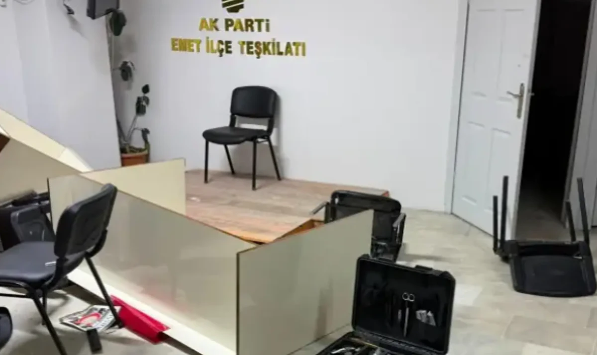 AK Parti Emet İl&ccedil;e Başkanlığı binasına saldırı