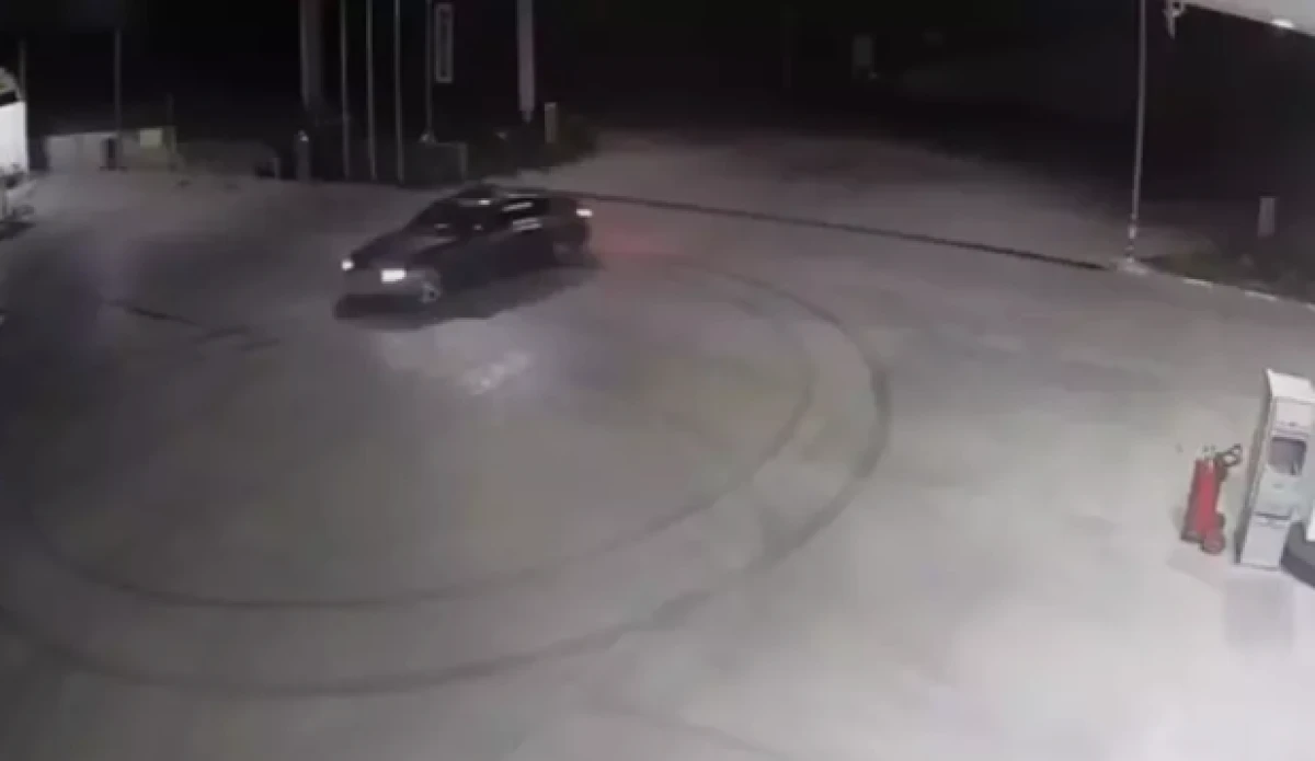 Akaryakıt istasyonunda aracı ile drift atan s&uuml;r&uuml;c&uuml;ye 140 bin lira ceza   