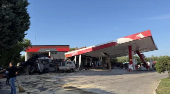 Akaryakıt istasyonunda korkun&ccedil; kaza: Market duvarını yıktı, 1 &ouml;l&uuml;, 2 yaralı