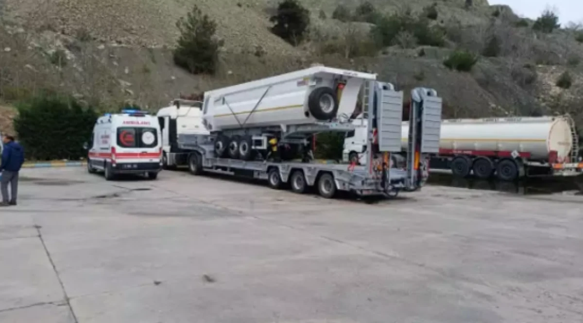 Akaryakıt istasyonunda ş&uuml;pheli &ouml;l&uuml;m! Tırda bulundu