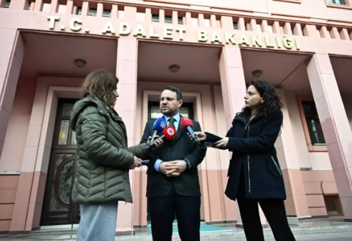 Akın G&uuml;rlek'ten &Ouml;zg&uuml;r &Ouml;zel'in iddialarına yanıt           