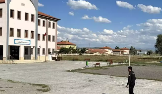 Aksaray'da sınıf öğretmeni okulun bahçesinde sopayla darbedildi 