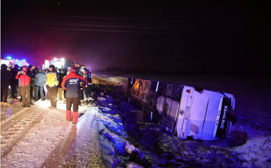Aksaray'da yolcu otobüsü devrildi                   