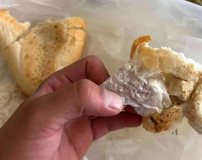 Aldığı ekmek içerisinden poşet çıktı