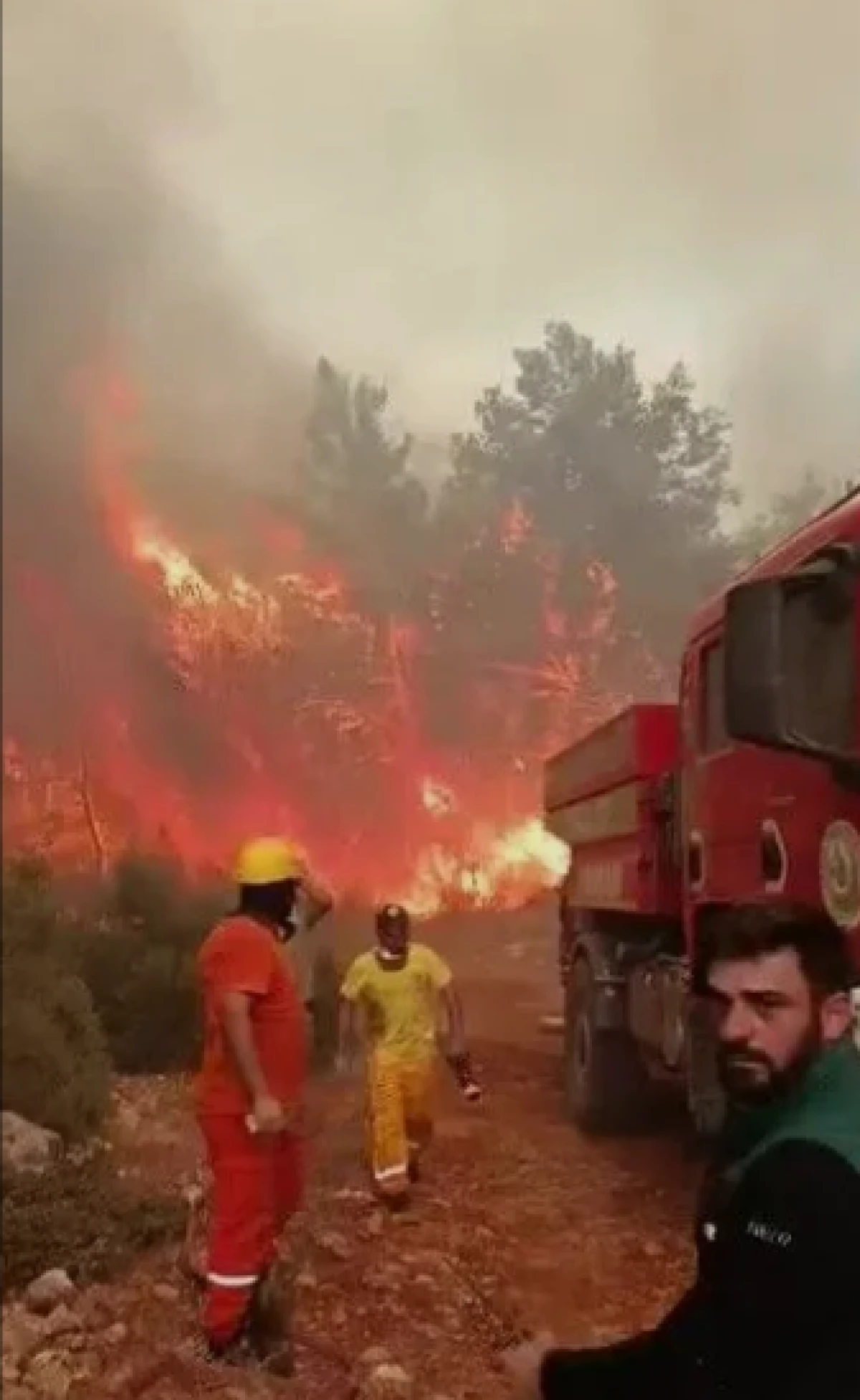Alevlerle burun buruna geldiler: O anlar kameraya yansıdı