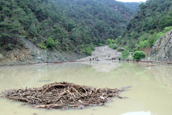Amasya'da sel sularına kapılan 2 kişiden biri ölü bulundu!