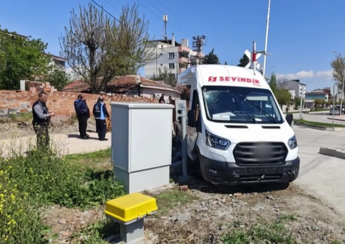 Amasya'da servis minib&uuml;s&uuml; kaldırıma &ccedil;arparak durağı yere serdi: İki gen&ccedil; kız saniyelerle kurtuldu