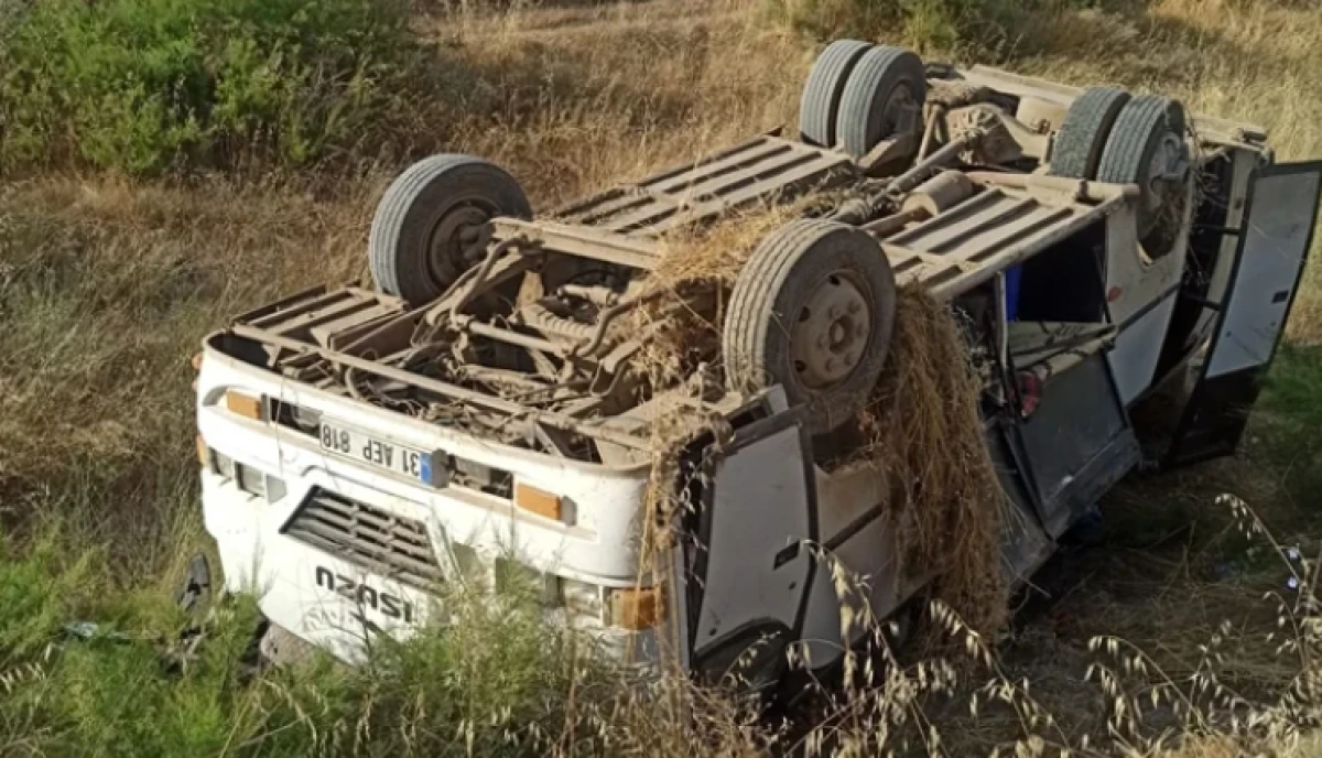 Amasya'da tarım iş&ccedil;ilerini taşıyan minib&uuml;s devrildi: 6&rsquo;sı &ccedil;ocuk, 16 kişi yaralandı