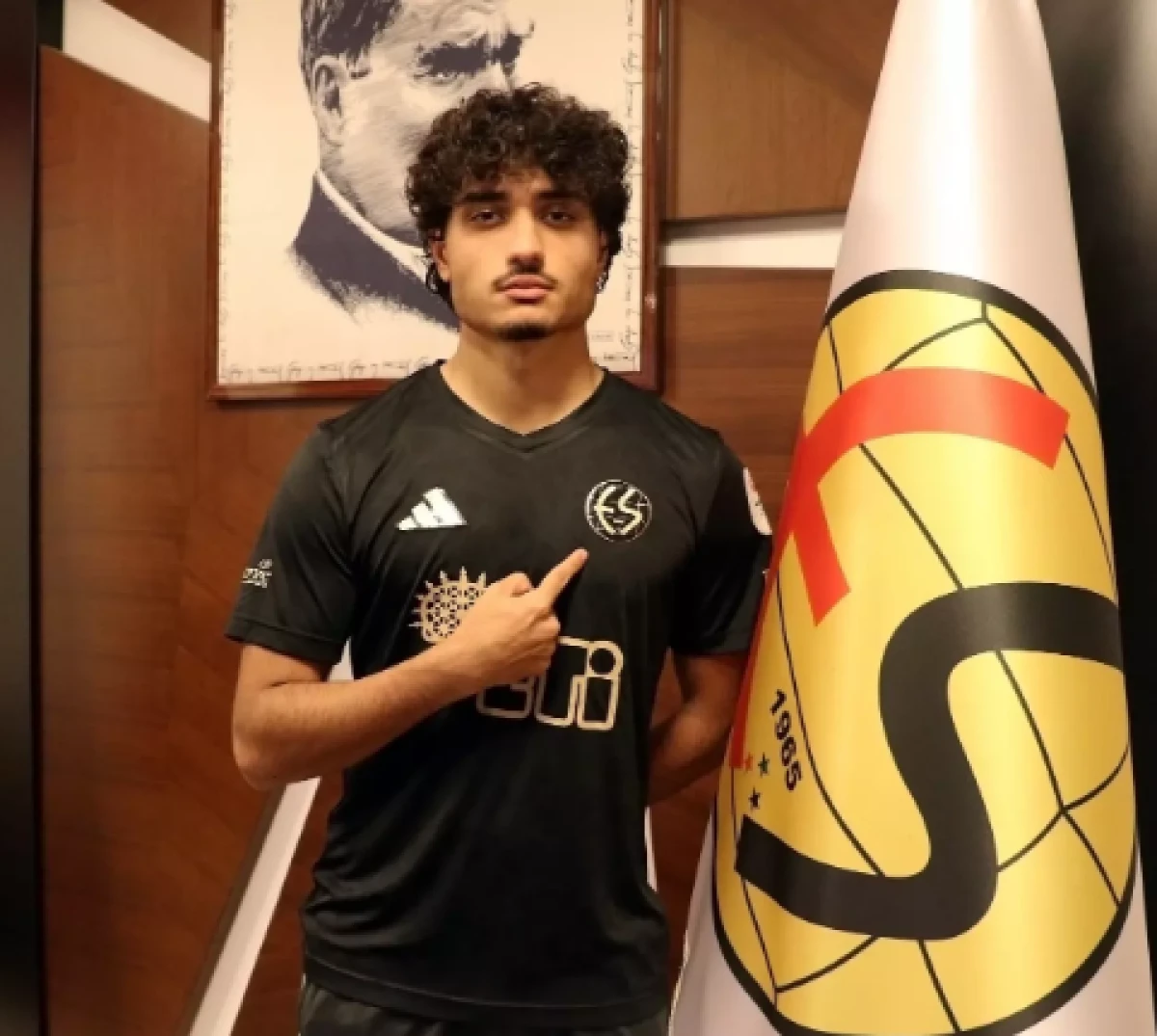 Amatör takımda oynayan futbolcu 19 yaşında efsanevi kulübe transfer oldu 