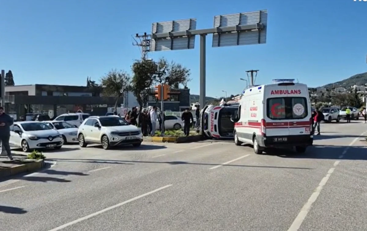 Ambulans direğe &ccedil;arpıp devrildi!                