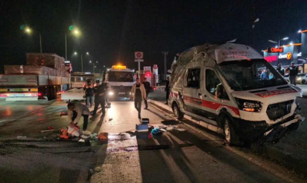 Ambulansla otomobil &ccedil;arpıştı: 6 yaralı