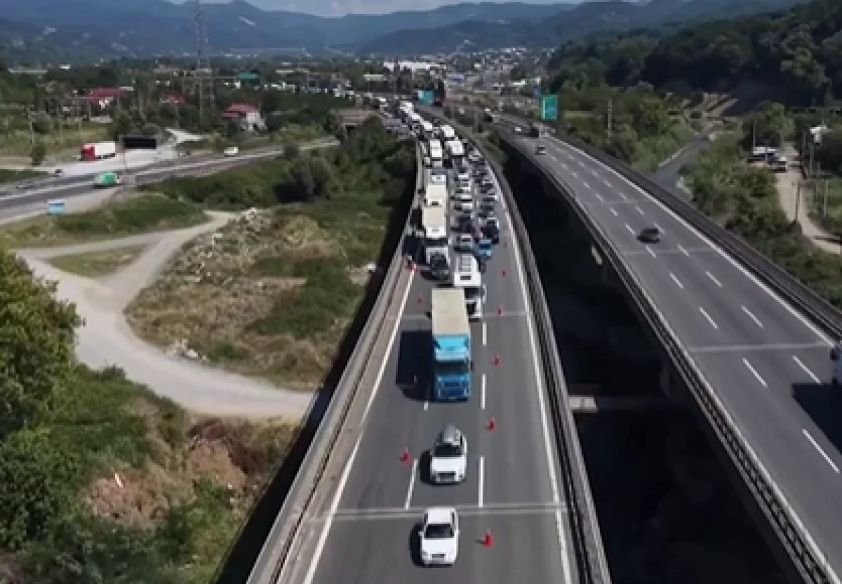 Anadolu Otoyolu'nda 12 ara&ccedil;lık kaza! &Ccedil;ok sayıda yaralı var