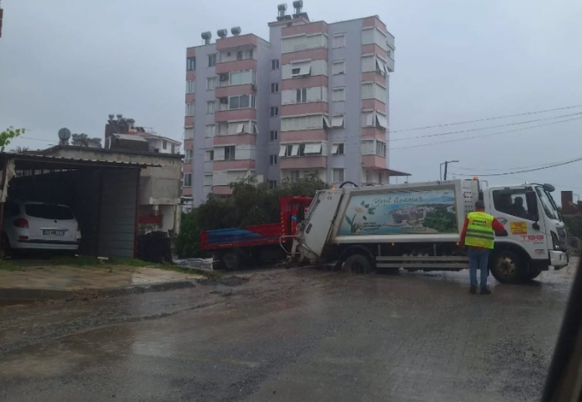 Anamur&rsquo;da Yol Sorunu G&uuml;ndemde: Belediye Aracı &Ccedil;ukura Saplandı!